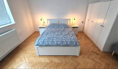 Na prenájom zariadený svojpomocný byt /93m2/ s garážou, Komárno