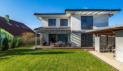 Štýlový 7-izb RD pri parčíku, 240m2, terasa, prístavba, 6x parking