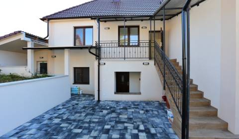 KOMPLETNE-NOVO PREROBENÝ DOM, STAČÍ SA IBA NASŤAHOVAŤ, HALIČ