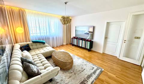Elegantný, slnečný, 3i byt na Slavíne, priamo nad Horským Parkom