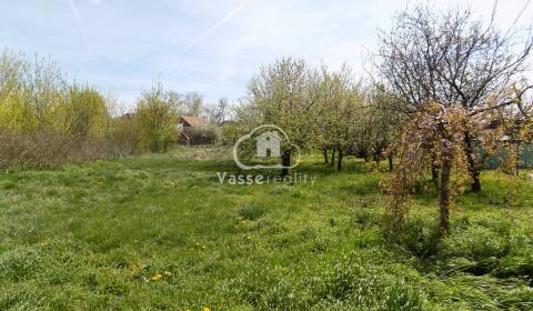 Pozemok 1715 m2 na stavbu domu v obci Tvrdošovce  so starším domom na 