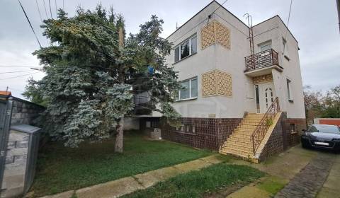 Poschodový dvojgeneračný dom so suterénom a veľkou záhradou v tichej u