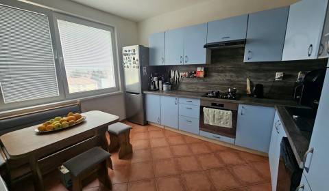 3 i zariadený byt s parkovacím státím, BONUSOM v centre mesta Sereď