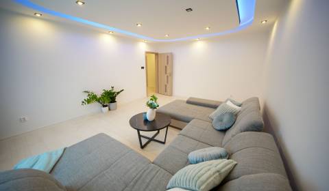 Na predaj 3 izbový byt (77 m²) na 12. p. – KVP, ZOMBOVA