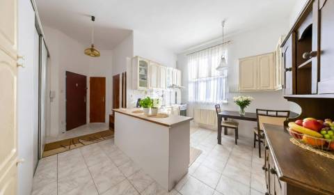 STAROMESTSKÝ SKVOST - priestranný 4-izbový byt v centre Bratislavy – N