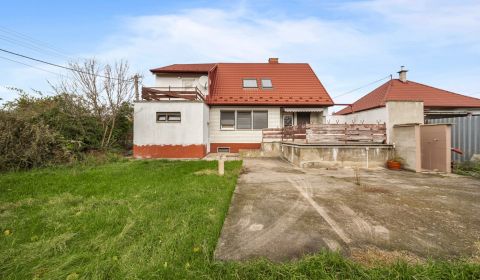 5-izbový dom Hrubá Borša – garáž, 2 terasy, suterén, pozemok 712 m².