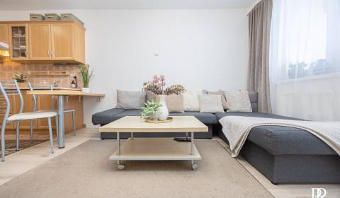 SPOJENIE VÝHOD MESTSKÉHO BÝVANIA S POKOJOM VIDIEKA, 2IZB. BYT TN TURNÁ