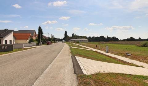 VLČKOVCE - nová štvrť - pozemok 700 m2 - všetky IS