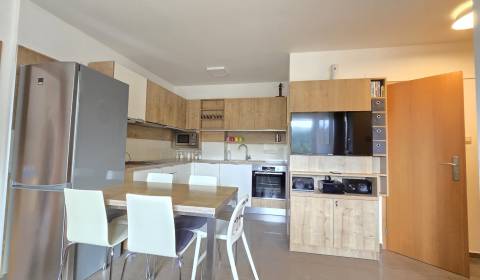 Ponúka na Predaj 3-izbový apartmán s veľkou terasou