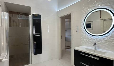 Vám ponúka na prenájom priestranný 3-izbový byt