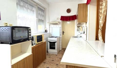 Vám ponúka na predaj priestranný dom s garážou 