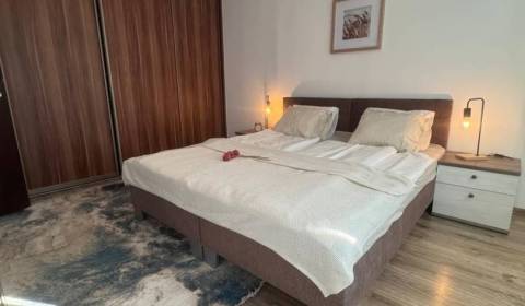 Vám ponúka 1 izbový byt vo VYHĽADÁVANEJ lokali