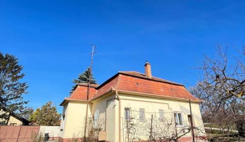 Vám ponúka na predaj rodinný dom v meste Koláro