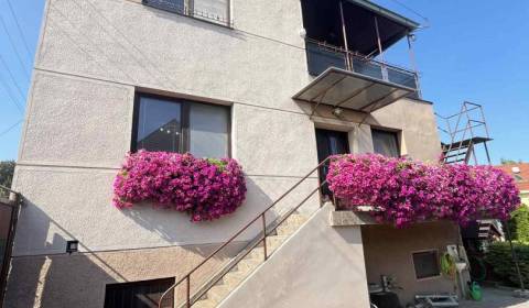 Vám ponúka na predaj priestranný 4-izbový rodin