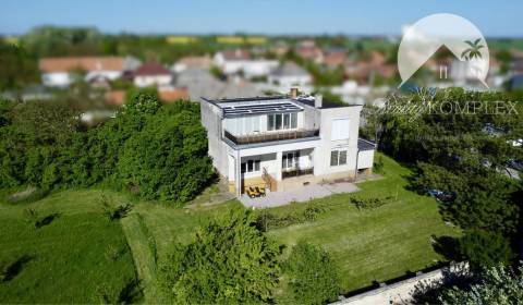 Vám exkluzívne ponúka na PREDAJ poschodový rodi