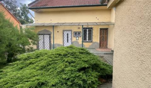 Starší rodinný dom s veľkým pozemkom na výnimočnom mieste v Štúrove – 