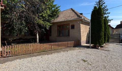 Vám ponúka na predaj priestranný rodinný dom s 