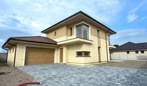 Vám ponúka luxusný rodinný dom v prémiovej loka