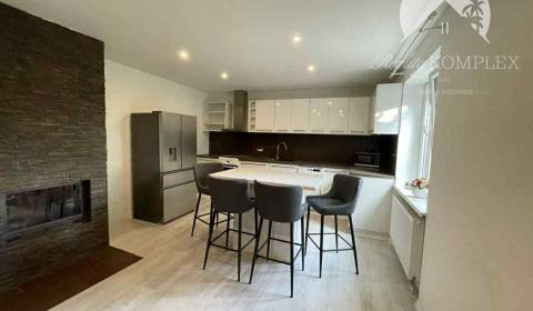 Vám ponúka rodinný dom s veľkým pozemkom vo Veľ