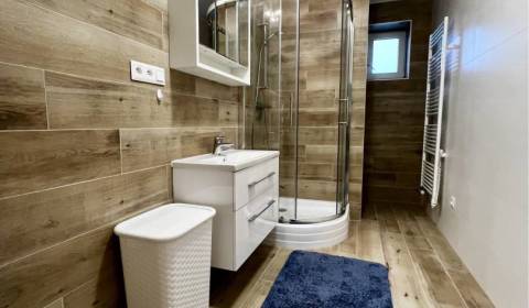 Vám ponúka na PRENÁJOM pekný 2 izbový byt v Dun