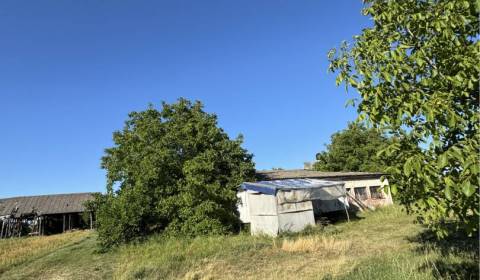 Vám ponúka NA PREDAJ stavebný pozemok v Povode