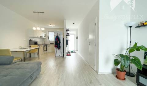 Vám ponúka NA PREDAJ štýlový dvojpodlažný 3-izb