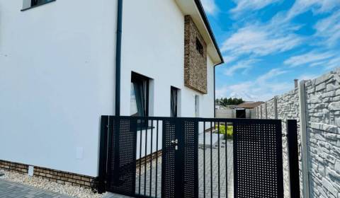 Vám ponúka na predaj priestranný a svetlý 3-izb