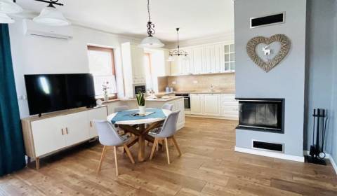 Vám ponúka na predaj moderný 4-izbový rodinný 