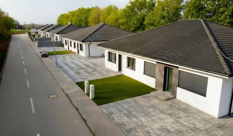 Moderný 4i BUNGALOV: Život v TOP Kvalite na pozemku v Hôrke nad Váhom!