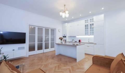 EXKLUZÍVNE BÝVANIE V SRDCI BRATISLAVY: NADŠTANDARDNÝ BYT S TERASOU