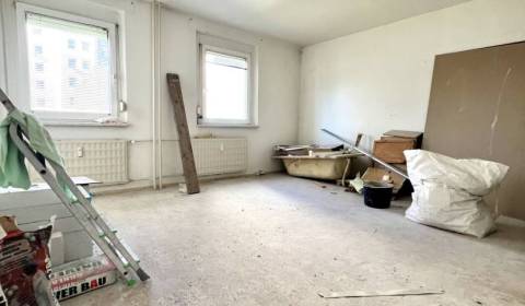 Ponúka na predaj priestranný 1-izbový byt v Kom