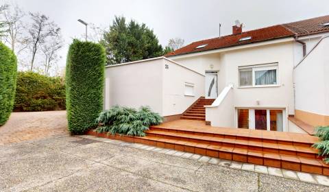 PREDAJ :  RODINNÝ DOM S BAZÉNOM A KRÁSNOU ZÁHRADOU,  KOMÁRNO