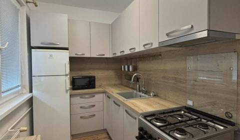 Ponúka na PRENÁJOM pekný 2 izbový byt v Komárne