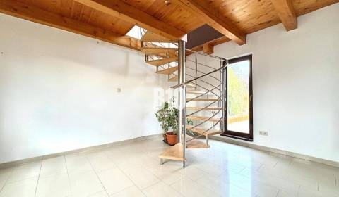 Príjemný menší RD - priestranný pozemok - výhľad na Zobor