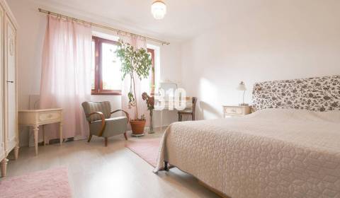 Tichá ulička - priestranný RD - krásny pozemok