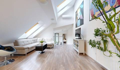 RIVERS | Očarujúci mezanín v historickom centre s výhľadom na hrad 