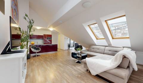 Očarujúci mezanín v historickom centre s výhľadom na hrad 