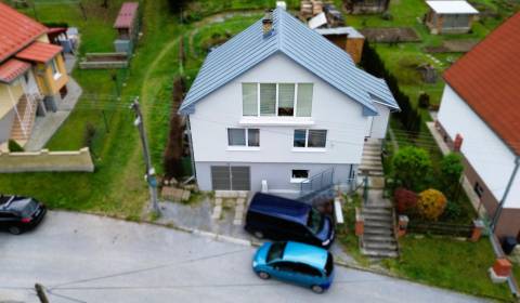 GELNICA - veľmi pekný 3 podlažný rod. dom po rekonštrukcii. 861 m2