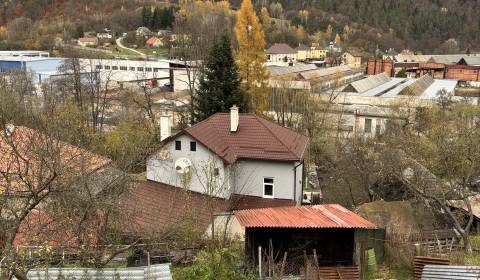 PRAKOVCE - veľký, pekne udržiavaný dvojgeneračný rodinný dom 
