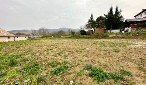 Stavebný pozemok v centre obce Krnča 