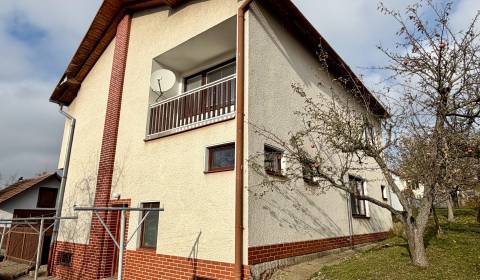 DVOJDOM, GARÁŽ, HOS. BUDOVA na pozemku 1140m² SENICA-KUNOV.