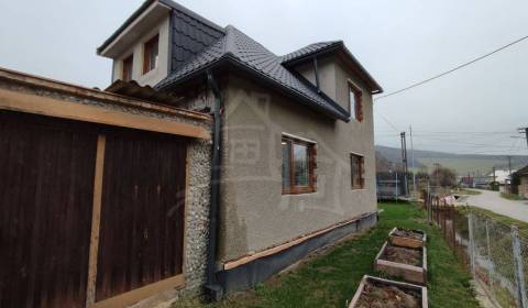 Zrekonštruovaný moderný a útulný domček v srdci Papradňanskej doliny