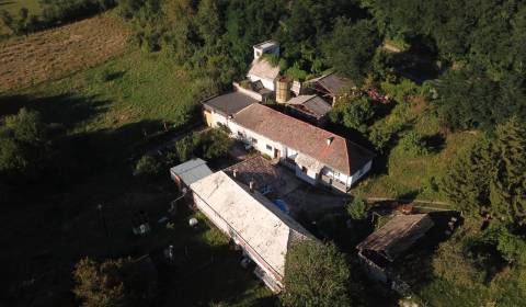 Pozemok (10 000m2) s viacerými budovami vo Veľkom Krtíši!