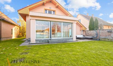 NA PREDAJ POSCHODOVÝ 5-IZBOVÝ RODINNÝ DOM, DOBROHOŠŤ