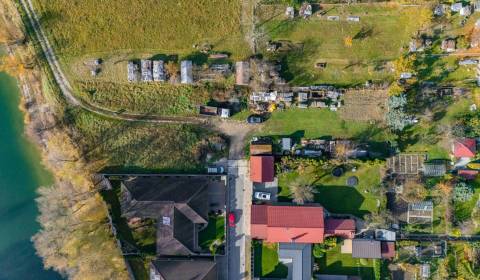 Nádherný pozemok snov s výhľadom na jazero v Zálesí o rozlohe 21 árov 