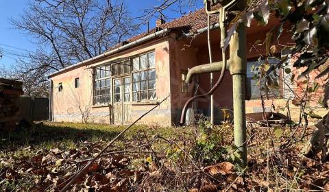 Starý sedliacky dom na veľkom pozemku – vhodné na výstavbu v obci Prib