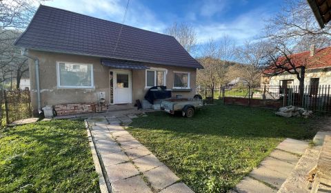 CHALÚPKA s pozemkom 456m2 v podhorskej obci Závada p/Č.vrchom - PREDAJ
