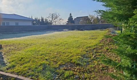 Na predaj lukratívny, rovinatý a kompletne oplotený stavebný pozemok