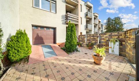 5-IZBOVÝ DOM S GARÁŽOU A LOGGIAMI, ATRAKTÍVNA LOKALITA V RUŽINOVE