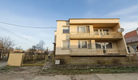 Na predaj rodinný dom s hospodárskymi budovami, Adamovské Kochanovce